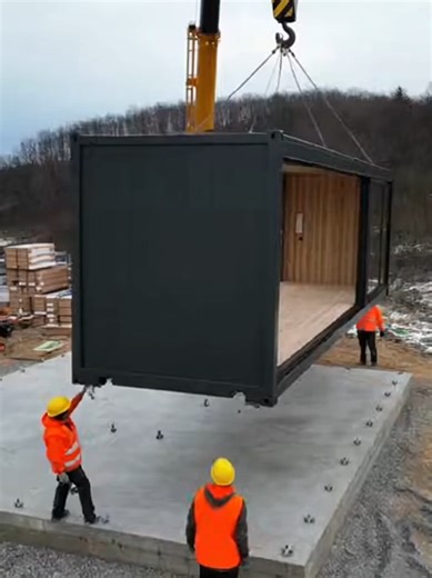 Sieht aus wie eine Baustelle mit Containern – doch hier entsteht ein echtes Wohnhaus. 😳🏠 Der modulare Aufbau macht den Bau extrem schnell und effizient. Kein klassischer Rohbau, kein monatelanges Warten. 👉 Würdest du in so einem Haus wohnen? Container statt Ziegel? Schau dir das an 👀 Was hier entsteht, überrascht jeden! #viral #house