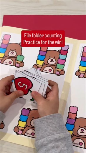 File folders are such a quick and easy way for preschoolers to practice skills like counting and number recognition. Add heart-themed cuteness and this is a win! 💜❤️🩷💜❤️🩷 https://www.teacherspayteachers.com/Product/Valentines-Day-Math-Folder-Games-Counting-Numbers-Shapes-for-Preschool-15420627 #playbasedlearning #preschoolmath #countingpractice #preschoolideas #earlychildhoodeducation | Play to Learn Preschool