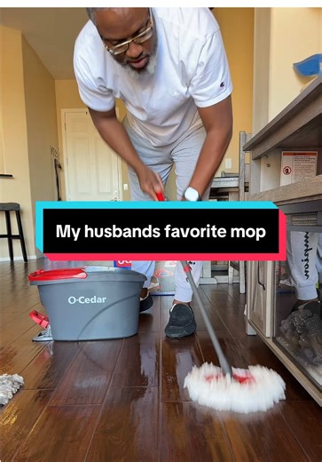 Revolutionary Mop Design: No Twisting Needed!