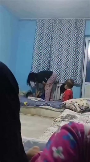 ЖЕЗКАЗГАН | САТПАЕВ | ҰЛЫТАУ on Instagram: "❗️Впечатлительных, просьба не смотреть!!! Вечером 18 января в Сети появилось видео жестокого избиения малолетнего ребенка. Инцидент произошёл в Жаркенте области Жетысу: женщина избивала 4–5-летнего сына, привязав его к батарее Полиция установила личность матери — 28-летней жительницы региона. В отношении неё возбуждено уголовное дело, женщина задержана и помещена в ИВС. Двое детей временно размещены в Центре поддержки семьи. В органы опеки направлено п