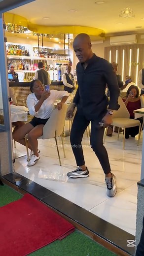 😂🔥 Calado Show: O Mestre do Humor Angolano Faz Fãs Irem à Loucura Dançando Kuduro! 💃🕺 O humorista Calado Show mostrou que não é só um mestre da comédia, mas também do kuduro! 🎭🎶 Durante um evento recente, ele surpreendeu o público com seus passos cheios de energia, arrancando aplausos e gargalhadas! 🤣👏 💥 Talento para tudo! Seja no palco com suas piadas hilariantes ou na pista de dança, Calado Show sabe como animar qualquer ambiente! 🔥💃 📢 Já imaginaste Calado Show em um desafio de kud