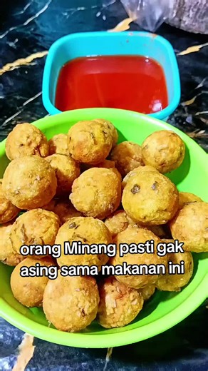 dulu sering makannya, karna banyak anak anak yang jual, sekarang keknya udah gak ada lagi. nama makanan ini Salak lauak/salak bulek orang Medan bilangnya.