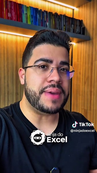 Aprenda como usar a função PROCX no Excel e descubra por que ela é a evolução do PROCV. Com muito mais flexibilidade, o PROCX permite buscas verticais e horizontais, além de aceitar correspondência aproximada, exata e até procurar do fim para o início da tabela. Neste vídeo, você vai entender como aplicar o PROCX para substituir de vez o PROCV e o PROCH, simplificando suas fórmulas e tornando suas planilhas mais modernas e poderosas. Veja exemplos práticos de como localizar informações em grande