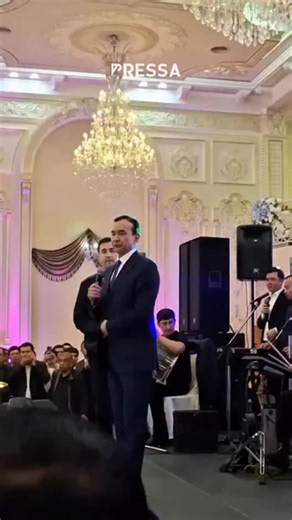 Новости Узбекистана on Instagram: "Министр культуры Узбекистана зажёг на свадьбе — и видео уже взорвало сеть! На кадрах видно, как министр культуры сам берёт микрофон и исполняет одну из своих песен. Гости аплодируют, снимают на телефоны, а в комментариях — тысячи реакций: «Вот это настоящий артист!» — пишут одни, «Министр на свадьбе? Серьёзно?» — удивляются другие. Видео уже набрало тысячи просмотров и активно обсуждается в соцсетях. А вы как думаете — это по-человечески или не по-чиновничьи? Р