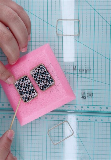 Okay but can we talk about how cute this next checker set is? 🖤🤍🦴 I’m clearly still deep in my checker era, and this time I took it up a notch by adding these tiny little X-ray humans that I cannot stop staring at. The classic black-and-white checker pattern already has my heart, but pairing it with mini skeletons was such a fun twist. It gives playful, spooky-cute vibes without being over the top, and I absolutely love how it all came together. These X-ray markers feel bold, creative, and fu