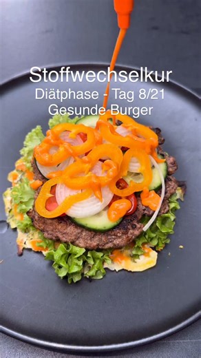 Kochen & Backen mit • Josef • on Instagram: "Gesunder Burger 🍔 Stoffwechselkur- Tag 8/21 Anzeige | eigene Gewürze 🌿 Stoffwechselkur Anleitung: https://joeskochwelt.myshopify.com Zutaten 2 Burger (kann man locker zu 3 oder zu 4 essen: Pro Portion: 385 kcal Gemüse Paddies: ✳️2 Karotten ✳️1 Zucchini ✳️2 Eier ✳️2 EL körniger Frischkäse ✳️Salz, Pfeffer Rest: ✳️400g Rinderhackfleisch/Tatar ✳️Joes Paprika Buddy ✳️Salz, Pfeffer ✳️3-4 kleine Tomten ✳️Salatgurken Scheiben ✳️Salat ✳️Zwiebel ✳️Sriacha May
