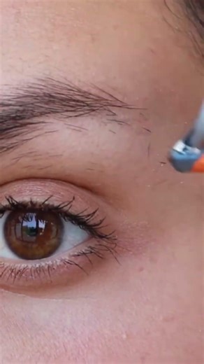 How to get straight brows (using a razor)