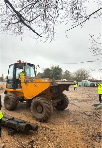 Playing while on training, forward tipping dumper traffic marshalling course #sitetraining #ats #dumper #forwardtippingdumper #site