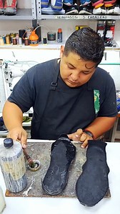 ✨✅ ¡Vulcanizado de suelas originales de unas botas Merrell de senderismo! 😎💯🫰🏻 Checa el proceso de montado de la mano de junior, especialista en servicios de pegados a calor con el uso de productos ARROW de México ❤️ Somos Reparadora de Calzado "Carol" y estamos en Coacalco Estado de México!! ☺️ | Reparadora de Calzado "Carol"