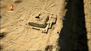 195K views · 5.5K reactions | #LaPirámidePerdida Durante una excavación en un lugar apartado de la meseta de Giza, un equipo de arqueólogos encontró evidencias de la presencia de una cuarta pirámide gigante. Construida por el Faraón Dyedefra, hijo y sucesor de Keops.  Todo esto y más en tu pantalla de History | HISTORY | Facebook