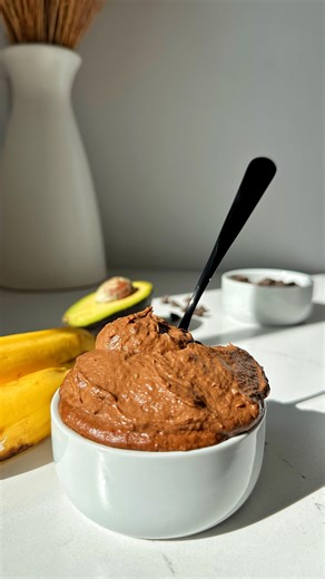 HEALTHY CHOCOLATE PUDDING! no pudding mix needed! just 5 ingredients and 5 minutes of effort and you’ll have your own snack pack pudding cups👌🏻don’t underestimate the ingredients combo here guys. this is a fam fave and one my 5 year old requested i make every single day for the next 368 years😆 *SAVE* this recipe to try soon and comment “PUDDING” and i’ll message you how to make it. it’s gluten-free and vegan and muchhhhhh lower in sugar than store bought pudding. plus you can add some chocola