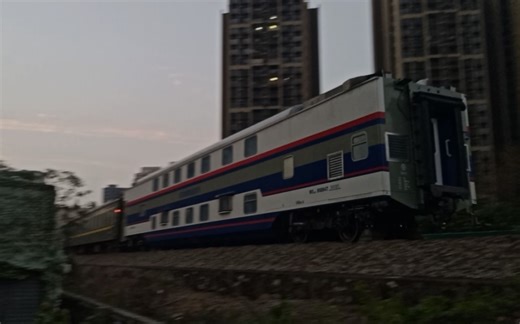 【广茂铁路晨拍】猪185 42牵引客车K512通过尾部副挂原色双层轨道检查车（WX998947）