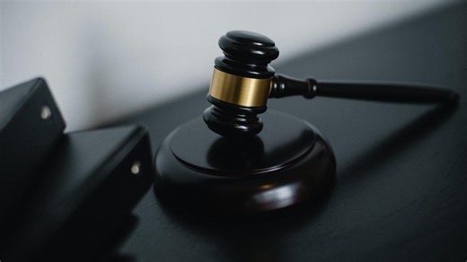 Federal government loses High Court case over tracking released immigration detainees