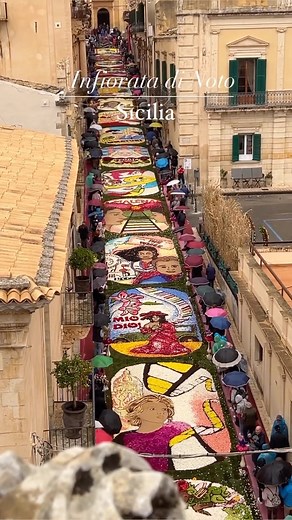 A Noto, fino al 23 maggio 2023, la più famosa infiorata in Italia si terrà lungo la centralissima Via Nicolaci, dove si alterneranno uno dopo l’altro i 16 bozzetti dell’infiorata realizzati dai Maestri Infioratori. In quei giorni, l’intera città sarà in festa, tra sfilate, mercatini e un coinvolgente spettacolo di colori 🌸 Seguici per scoprire la Sicilia ❤️ Grazie @maurizioformati 🎥 #noto #sicilia #sicily #siracusa #avola #siciliabedda #marzamemi #modica #italy #ragusa #italia #ig #catania #ro