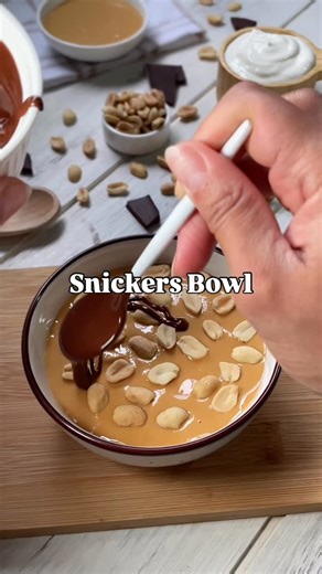 Craving something tasty, energizing, and easy? My Snickers Bowl is the perfect snack before training or for those moments in the day when you need a real energy boost ✨💪 It’s made with just four ingredients and brings together the best of a classic Snickers—only in a natural, healthier version: ➡️ INGREDIENTS ⬅️ - 150 g Greek yogurt 🍦 - 2 tbsp peanut butter ☑️ - Honey to taste 🍯 - Roasted peanuts 🥜 - 60% dark, sugar-free chocolate 🍫 Note: For the best texture, let it rest in the fridge for 
