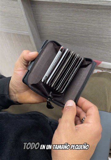 EL MÁS VENDIDO Y VIRAL 🔥 Tarjetero LD tipo abanico 💼 Material y Diseño Premium ✨ ✅ Cuero aceptado sintético de alta calidad ✅ Diseño compacto y elegante | Textura de lujo ✅ Ideal para uso diario, casual o de negocios Funcionalidad Sin Complicaciones 📇 ✅ Diseño tipo abanico con espacio para 9 tarjetas ✅ 2 ranuras laterales 6 espacios adicionales para tarjetas ✅ Compartimento para billetes | Organización impecable Súper Cómodo y Fácil de Transportar 🚶 ✅ Tamaño pequeño y ligero | Cabe en cualqu