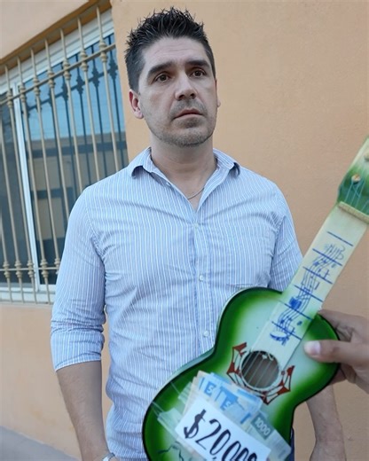 1.3M views · 53K reactions | Millonario regala guitarra llena de dinero a padre viudo con hijo enfermo y su reacción congeló todos  | Porque No Se Me Ocurrió Antes | Facebook