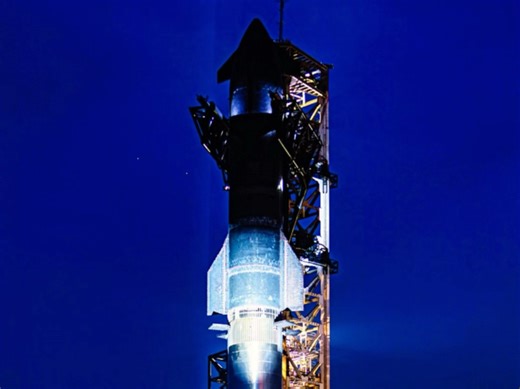 SpaceX超重助推器B16（用于星舰第10飞）前往发射台，准备做静态点火测试