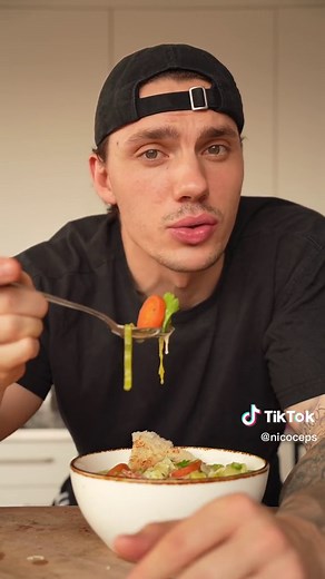 Gemüsesuppe Zutaten für 4 Personen 2 Zwiebeln 3 Knoblauchzehen 3 Stangen Sellerie 3 Karotten 1 Stange Lauch 600g Kartoffeln 1 Kohlrabi Salz Pfeffer Lorbeerblätter Frischen Thymian Olivenöl Petersilie Gruyere Käse Brot #suppe #gemüsesuppe #kochen #rezept #viral #food #fy #essen #foodtiktok
