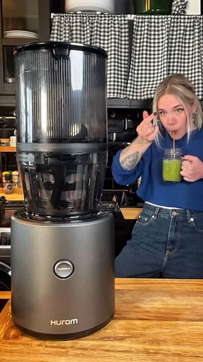 Sandy Ramier on Instagram: "J’ai plus vu mon primeur que mon mec ces derniers jours. Ici j’ai le modèle H320N @huromeuropeofficial et alors autant vous dire que c’est de la bombe bébé ( en comparaison avec les 2 autres modèles archi nuls que j’ai pu avoir par le passé lol ). Comme dit dans la vidéo sus-jacente, on peut y mettre les fruits et légumes EN ENTIER. Hormis le gain de temps et l’absence de pénibilité que ça représente, cet extracteur à pressage lent permet une extraction plus progressi