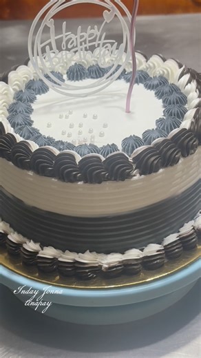 Soft and fluffy sponge chiffon cake For cake batter mixture 👇 6 egg yolks large 1/2 tsp iodize salt 1 tsp vanilla extract 1/3 cup white sugar 1/2 cup oil 1/2 cup evaporated milk 1 and 3/4 cup cake flour 1 tsp baking powder For meringue 👇 6 egg whites large 1/2 tsp cream of tartar 1/2 cup white sugar 7x4 cake pan Bake 160 degrees Celsius for 35 to 40minutes i use ACC whipping crème #chiffoncake | Inday Jonna Tinapay
