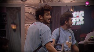 1.8M views · 51K reactions | Ayesha ki ghar waapsi ke baad lage unke aur Anurag ke taraf se Munawar pe allegations! Kya yahi badalte dynamics banenge kalesh ke reason? Watch the new episode of #BiggBoss17 on #JioCinema and COLORS TV Tune-in to the 24 hour LIVE channel, streaming free only on #JioCinema #BB17 #BiggBoss17onJioCinema Salman Khan Munawar Faruqui The UKO7 Rider #AyeshaaKhan | Voot Select | Facebook