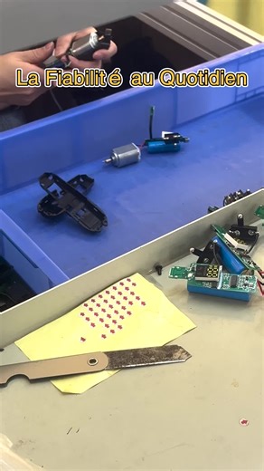 Pourquoi les solutions les plus élégantes sont-elles souvent les plus simples ? Notre philosophie de fabrication élimine toute complexité inutile, se concentrant sur des mécanismes robustes et une ergonomie intuitive. Le résultat est un rasoir fiable, facile à entretenir et à utiliser. Intéressé par cette approche de design épuré ? Contactez-nous pour découvrir notre catalogue. #factory #work #AchatEnGrosTechnologie #RasoirDurablePrixCompetitif #LivraisonRapideFrance #Artisanat #FournisseurRasoi