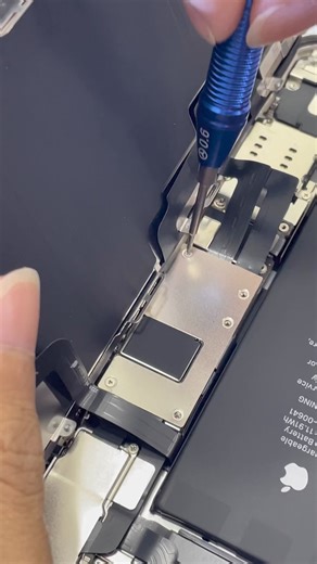 2.8K views · 18 reactions | Get rid of the Monday blues by watching this satisfying motherboard repair ASMR️ | SmartPhone Repair - SPR | Facebook