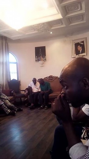 Le pasteur typologue avec le chef de famille du pasteur lys ngalibali