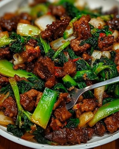 Beef and Bok Choy Stir-Fry Ingredients: 2 tablespoons vegetable oil 1 pound beef sirloin, thinly sliced 4 cups bok choy, chopped 1 red bell pepper, sliced 3 cloves garlic, minced 1 tablespoon fresh ginger, minced ...... Full Recipe in Coʍmеոτ 💬 | Yay Food