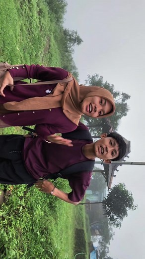 Pasangan Romantis Menikmati Alam & Momen Bahagia
