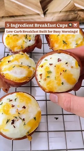 3-Ingredient Breakfast Cups 🍳🐷 Start your day the easy, high-protein, low-carb way with these amazing breakfast cups! A perfect make-ahead option for busy mornings. 😋 What You Need: 🍖 6 slices of deli ham 🥚 6 large eggs 🧀 1/2 cup shredded cheddar cheese 🧂 Optional: A pinch of salt and pepper How to Make Them: 1️⃣ Begin by preheating your oven to 400°F (200°C) and greasing a standard 6-cup muffin tin. 2️⃣ Gently press one slice of ham into each muffin cup, creating a little cup or liner. 3