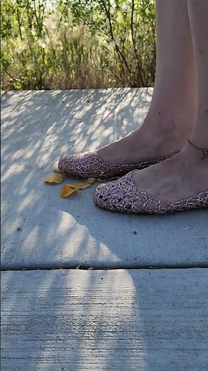 Jellyshoes crushing chips #jellyshoes #flats #foodcrush