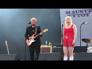 Maustetytöt & The Agents - Hopeinen kuu (Guarda che luna) @Provinssirock 2022