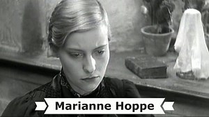 Heute ist der 19. Todestag der deutschen Schauspielerin † Marianne Hoppe (eigentlich Marianne Stefanie Paula Henni Gertrud Hoppe). Geboren am 26. April 1909 in Rostock und gestorben am 23. Oktober 2002 in Siegsdorf. Marianne Hoppe, die frühere Ehefrau von Gustaf Gründgens war ein populärer Ufa-Filmstar und eine der bedeutendsten deutschen Theaterschauspielerinnen des 20. Jahrhunderts. Bis 1946 war sie mit dem Schauspieler und Regisseur Gustaf Gründgens verheiratet gewesen, mit dem sie auch die T