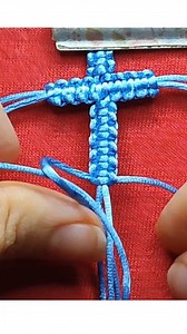 Pulseira feita com cetim 1mm.Link tutorial completo nos comentários!✨🌸💖 #macramecommunity #tutorialmacrame #macramebrasil #macrametutorial #MacrameDecor #macramebracelet #pulseiras #macramelove #pulseiramacrame #macrame | Criativa Macrame