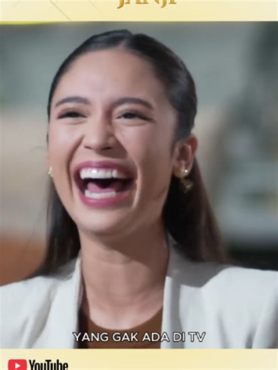 Gak ada di TV, Davina kembali bikin rame lokasi syuting! Kali ini ada momen Davina dan Sena saat berusaha benerin mobil. Sena sampai kesusahan buka oli karena mau bantuin Davina, tapi bukannya makin serius, keduanya malah ketawa bareng. Momen sederhana di sela-sela syuting ini justru bikin suasana jadi makin seru. Kalau Davina dan Sena sudah satu frame, selalu ada aja kejadian random yang bikin suasana pecah! #TerikatJanji #Davina#senaairlanggaabraham #Bloopers #BehindTheScene #syuting #MomenRan