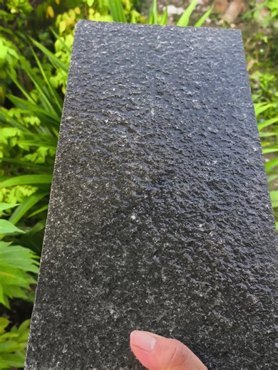 Batu alam hitam andesit bakar. #tiangrumah #terasrumah #rumahminimalis #tki #tkw