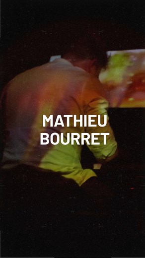 ✨ Un spectacle de Noël unique ! ✨ Découvrez 𝘐𝘭𝘭𝘶𝘮𝘪𝘯𝘢𝘵𝘪𝘰𝘯 de Mathieu Bourret 🎹 Entre classiques réinventés et compositions originales, le pianiste nous plonge dans un univers organique et cinématographique 🩷 Le dimanche 21 décembre à 15h ! 🎟️ https://bit.ly/3JTeDVX | La Chapelle spectacles