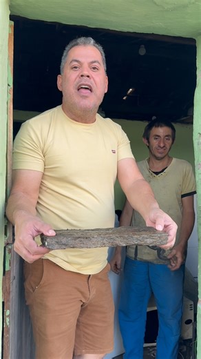 Rivanildo Atitude | Quem quer uma pedra dessa? Tomara que os donos dê depósitos de gás de cozinha não saibam dessa invenção do Sandro 😂😂😂 | Instagram