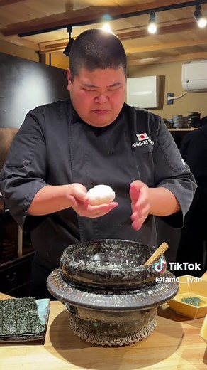 世界一のおにぎり職人🍙🍙 ◎ お米とお茶を楽しむコース ¥12,000 …日本のお米の良さを世界に広めたいという思いで活動されてるお米職人が手掛けるお店。 １つ１つのお米、お茶、料理にこだわりあふれたコース料理は、1品1品感動させられました✨ ◎ 奥八女茶ペアリング ¥3,000 …八女というお茶が有名な地域のお茶を料理に合うように準備されたお茶のペアリング🍵 お茶好きの僕には、たまらなく最高でした！ 6月にオープンしたばかりのお店でもうすでに予約が9月まで埋まってるみたいです！ 次回の予約募集はまだ未定で、お店のアカウントにDMで予約するシステムになっています！ 要チェック！ 【店舗名】膳 八女や 【住所】福岡県八女市本町４２−１ 鳥居をくぐった古民家 【アクセス】西鉄久留米駅からバスで30分 【営業時間】18:00- 【定休日】不定休(完全予約制) 【予算】10,000-20,000 【Famous Japanese Rice Artisan's Exquisite Course】 ◎ Rice & Tea Tasting Course ¥12,000 (~$110) A r