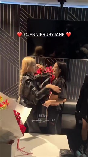 Rosé Supports Jennie at Ruby Experience