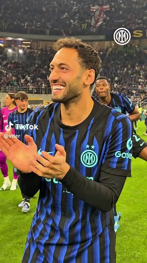 Calha, the maestro 👨‍🏫🎼 Dumfries and Bisseck, the students 🕺 Perfection ✅ #Scudetto2026 #SerieA
