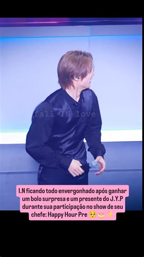staykidzando on Instagram: "050226 | I.N ficando todo envergonhado após ganhar um bolo surpresa e um presente do J.Y.P durante sua participação no show de seu chefe: Happy Hour Pre 🥺🎂✨"