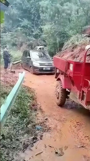 MPV stuck in the mud, the whole village watches an “epic” towing scene!