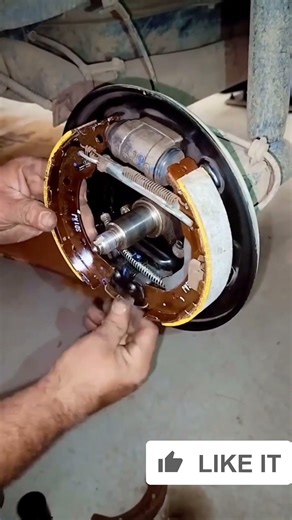 Drum Brake Service #mechanic ‪@kia‬ ‪@akshayrastogi8894‬ ‪@kia‬ ‪@ToyotaIndonesia‬