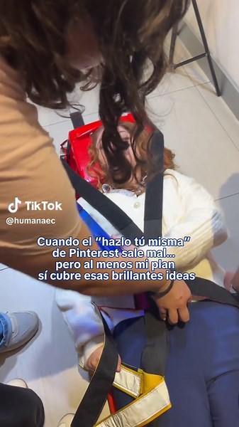 Cuando el tutorial de “hazlo tú mismo” termina en “cómo terminar en emergencias” 🙃 Por suerte, tu plan médico siempre estará ahí para cuidarte. 🩺 Cotiza ahora 👉 Link en la biografía. #PlanesMédicos #Humana #MedicinaPrepagada #Trend #Humor