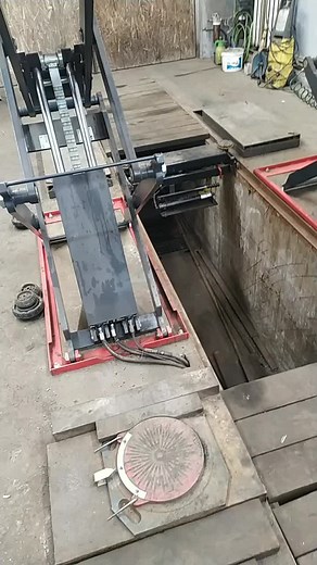 Hydraulic Lift System Demonstration in Workshop Setting