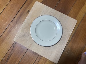 Vintage (c. 1980s) Royal Doulton (Made in England) Romance Collection "Carolyn" pattern fine bone china dish: 66,500 ppm Lead on the center of the food surface