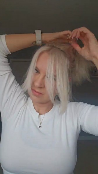 Teasing the hair is a great way to add tons of volume to your hair! #diyhairschool #realhair #finehairtips #thinhairtips #teasedhair